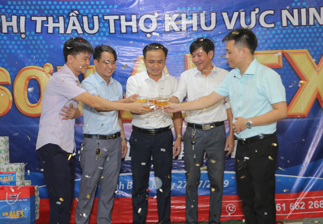 Alex tổ chức thầu thợ tại Ninh Bình
